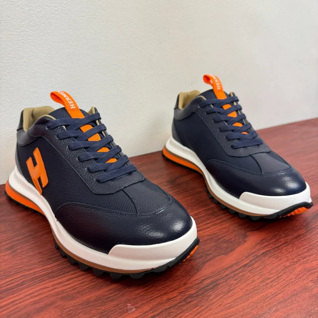 Batch 740 HERMES/Hermès men’s new sports shoes, rhythmic casual shoes: crafted with luxurious materials, luxurious walking experience! The upper is made of top-grade calfskin, with a fine texture like silk caressing the fingertips. The flexible texture is suitable for a variety of scenes; some shoes are integrated with breathable mesh, and the light breathing makes your steps refreshing at all times. The sole is made of high-elastic rubber composite material, and the carefully carved patterns give strong grip, making every step as stable as stepping on the clouds. At the same time, the cushioning and shock-absorbing technology is hidden in it, quietly eliminating the impact of the road. From urban commuting to outdoor walking, Hermès uses luxurious materials and craftsmanship to make every step a double luxury of texture and comfort, showing the brand's ultimate pursuit of details and quality in every inch. Size: 39-40-41-42-43-44 leather shoe size (38.45.46 can be customized) Item number: H25286 leather mesh blue